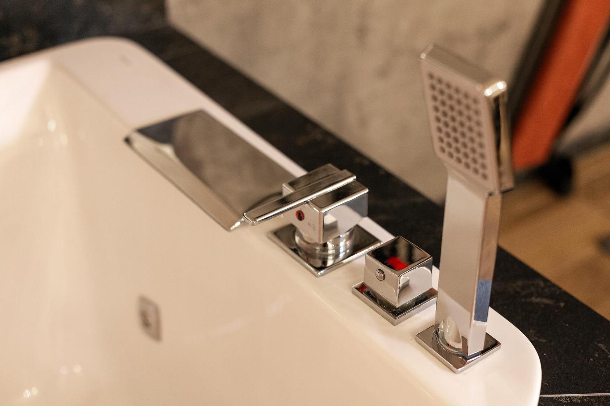 Royal Hot Jucuzzi Apartment Λβιβ Εξωτερικό φωτογραφία